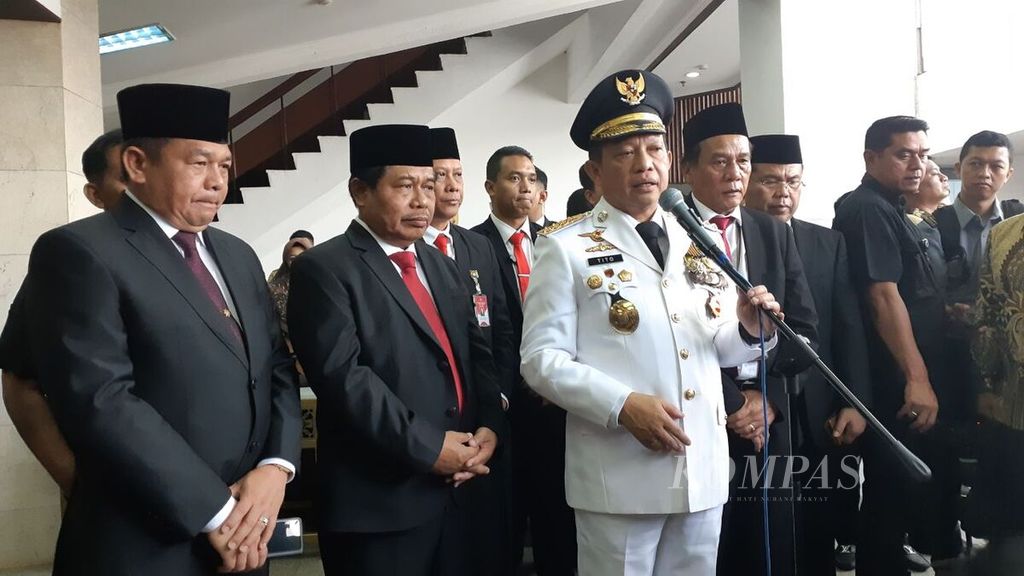 Menteri Dalam Negeri Tito Karnavian (ketiga dari kiri) memberikan keterangan kepada media seusai melantik sembilan penjabat gubernur di Gedung Sasana Bhakti Praja Kementerian Dalam Negeri, Jakarta, Selasa (5/9/2023).