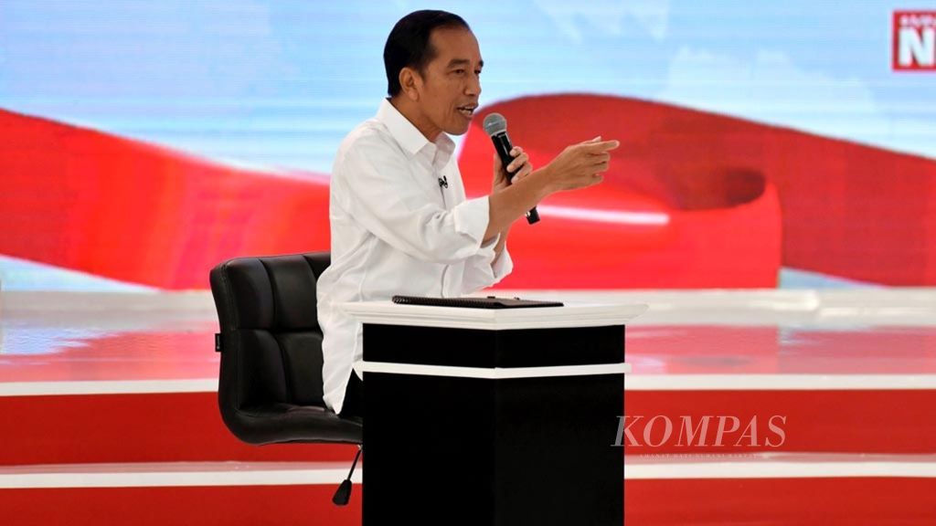 Joko Widodo saat menyampaikan paparan dalam debat kedua calon presiden Pemilu 2019 di Jakarta, Minggu (17/2/2019).