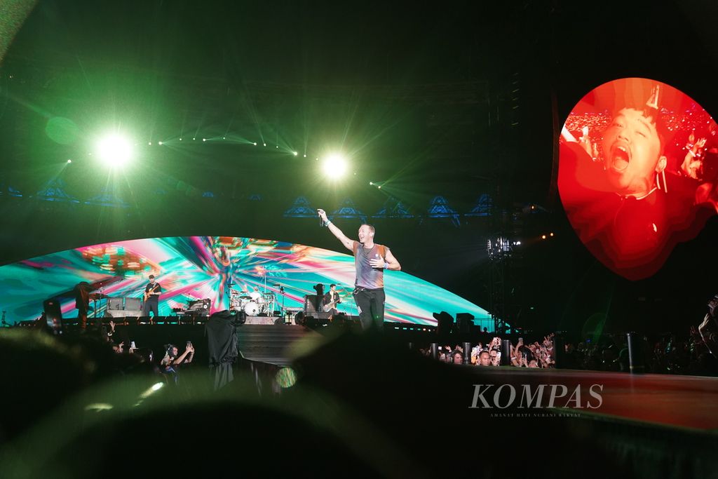 Grup band Coldplay menggelar konser bertajuk Coldplay Music of the Spheres World Tour di Stadion Utama Gelora Bung Karno, Jakarta, Rabu (15/11/2023). Tur dunia Coldplay, band asal London, Inggris yang dibentuk Tahun 1997 ini selalu menyedot animo besar penggemarnya di negara-negara yang disinggahinya. Coldplay beranggotakan Chris Martin (vokal), Jonny Buckland (gitar), Guy Berryman (bas), dan Will Champion (drum).