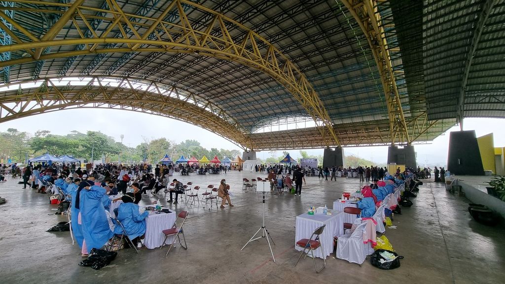 Suasana vaksinasi Covid-19 yang diselenggarakan Kompas Gramedia bersama Kalbe Farma di Aula Bale Rame, Kompleks Gedung Budaya Sabilulungan, Kecamatan Soreang, Kabupaten Bandung, Jawa Barat, Selasa (14/9/2021).