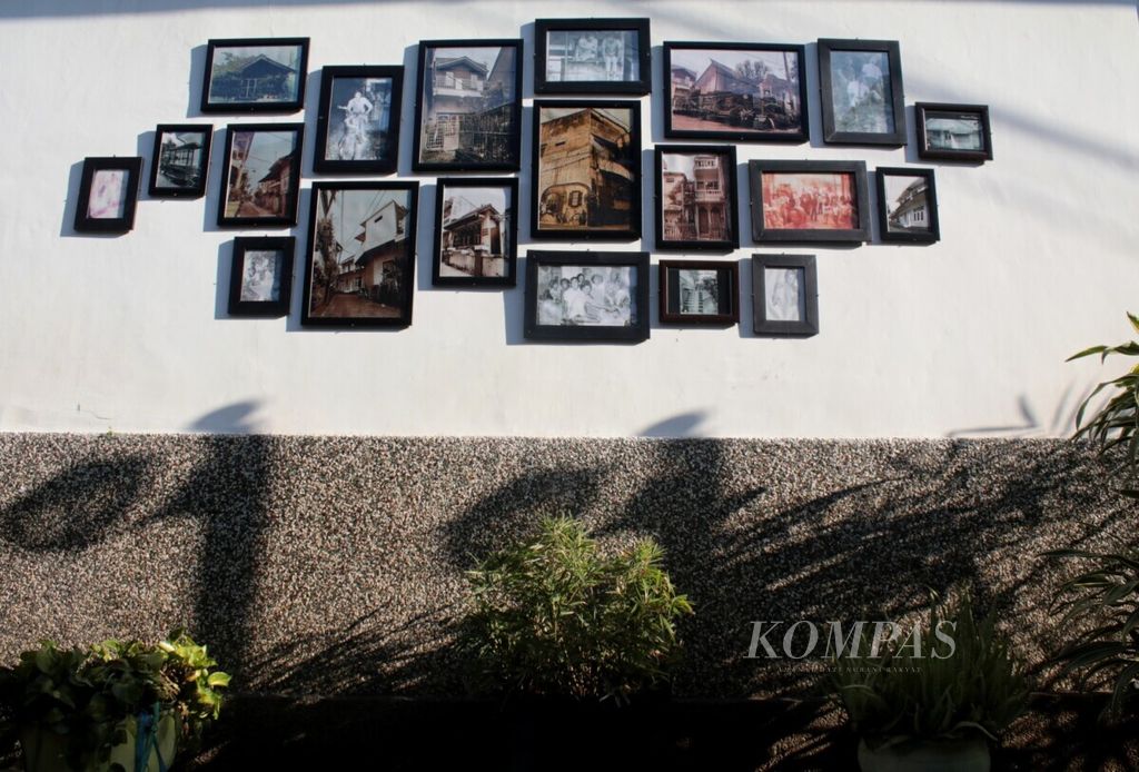 Hiasan dinding di rumah warga perkampungan Kayutangan, Kota Malang, Jawa Timur, Senin (5/8/2019). Kayutangan merupakan kawasan bersejarah yang mulai dilestarikan oleh Pemkot Malang. 