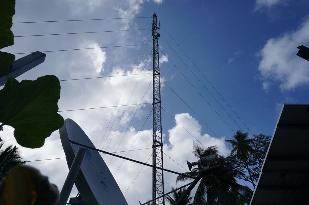 Menara BTS di Pulau Miangas, Kepulauan Talaud, Sulawesi Utara, berdiri di tengah-tengah pulau. Menara BTS setinggi sekitar 5 meter itu adalah satu-satunya menara untuk melayani kebutuhan komunikasi warga Miangas. Foto diambil pada Sabtu (14/3/2020).