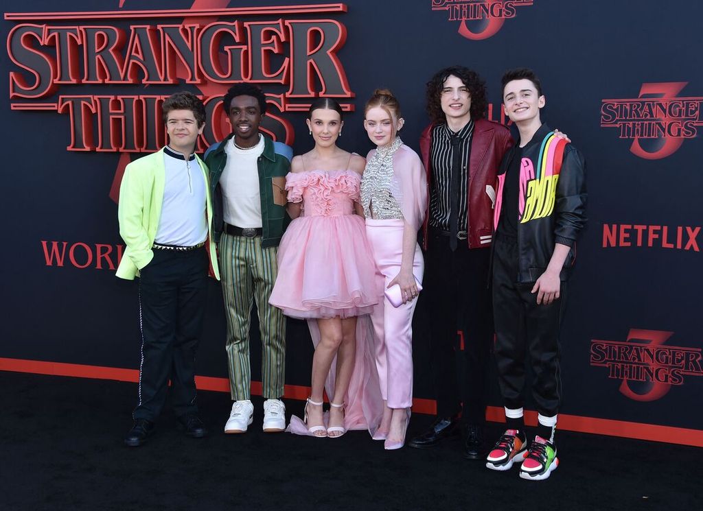 Dalam foto yang diambil per 28 Juni 2019 ini para pemeran menghadiri pemutaran perdana <i>Stranger Things 3</i> di Netflix. Dari kiri ke kanan berturut-turut adalah Gaten Matarazzo, Caleb McLaughlin, Millie Bobbie Brown, Sadie Sink, Finn Wolfhard, dan Noah Schnapp. 