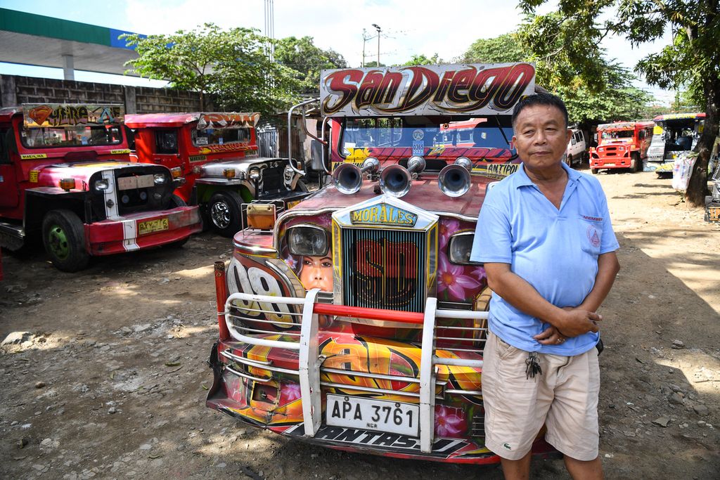 Teodoro Caparino, pemilik jeepney, berfoto di depan kendaraan tradisional miliknya itu, 24 Januari 2024. Pemerintah berencana merevitalisasi kendaraan umum di Filipina dengan kendaraan yang lebih ramah lingkungan. 