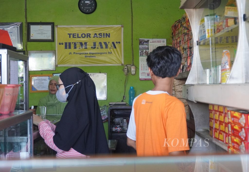 Pramuniaga melayani pembeli yang mayoritas pemudik di sebuah toko oleh-oleh di Desa Pesantunan, Kecamatan Wanasari, Kabupaten Brebes, Jawa Tengah, Minggu (8/5/2022). 