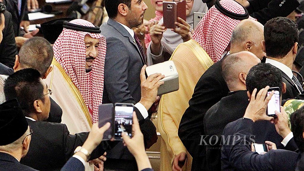 Anggota DPR  sibuk mengambil gambar Raja Arab Saudi Salman bin Abdulaziz al-Saud ketika memasuki Ruang Paripurna DPR di Kompleks Parlemen, Jakarta, Kamis (2/3).