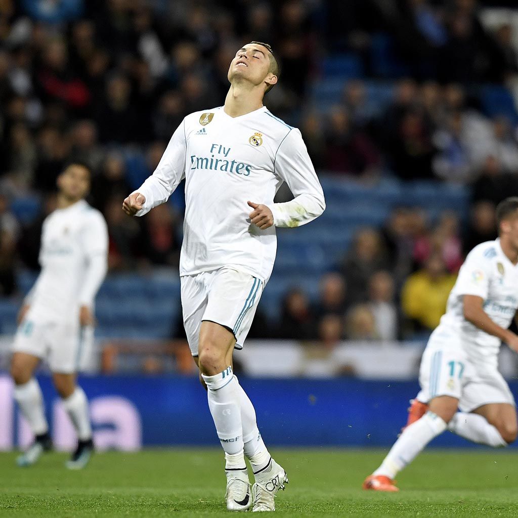 Mesin gol Real Madrid, Cristiano Ronaldo, mengekspresikan kekecewaannya setelah gagal menceploskan gol ke gawang Las Palmas pada laga Liga Spanyol di Stadion Santiago Bernabeu, Madrid, Senin (6/11) dini hari WIB. Pemain terbaik dunia itu sedang menghadapi masa sulit karena baru menceploskan satu gol di La Liga.