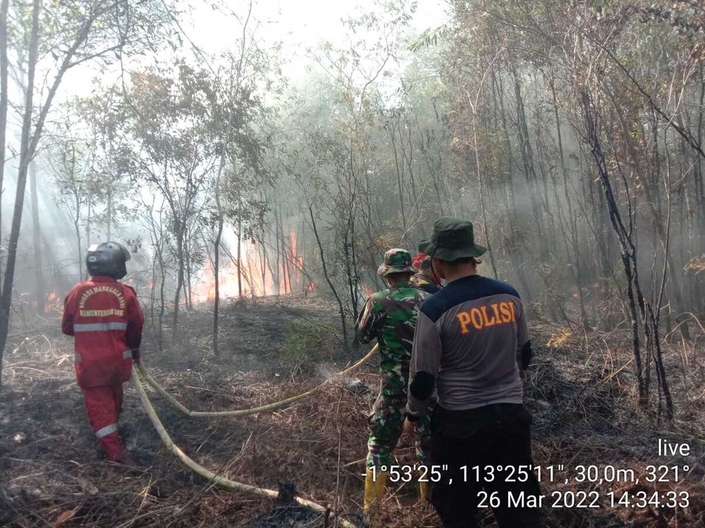 Petugas gabungan memadamkan api di wilayah Kabupaten Katingan, Kalimantan Tengah, Sabtu (26/3/2022). Titik api dan titik panas mulai bermunculan di Kalteng.