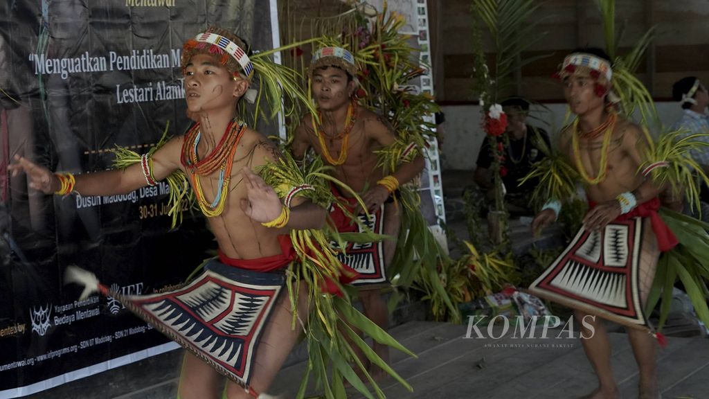 Pelajar membawakan tarian turuk lagai dalam Festival dan Pergelaran Budaya Mentawai di Desa Madobag, Kecamatan Siberut Selatan, Kabupaten Kepulauan Mentawai, Sumatera Barat, Sabtu (30/7/2022). 