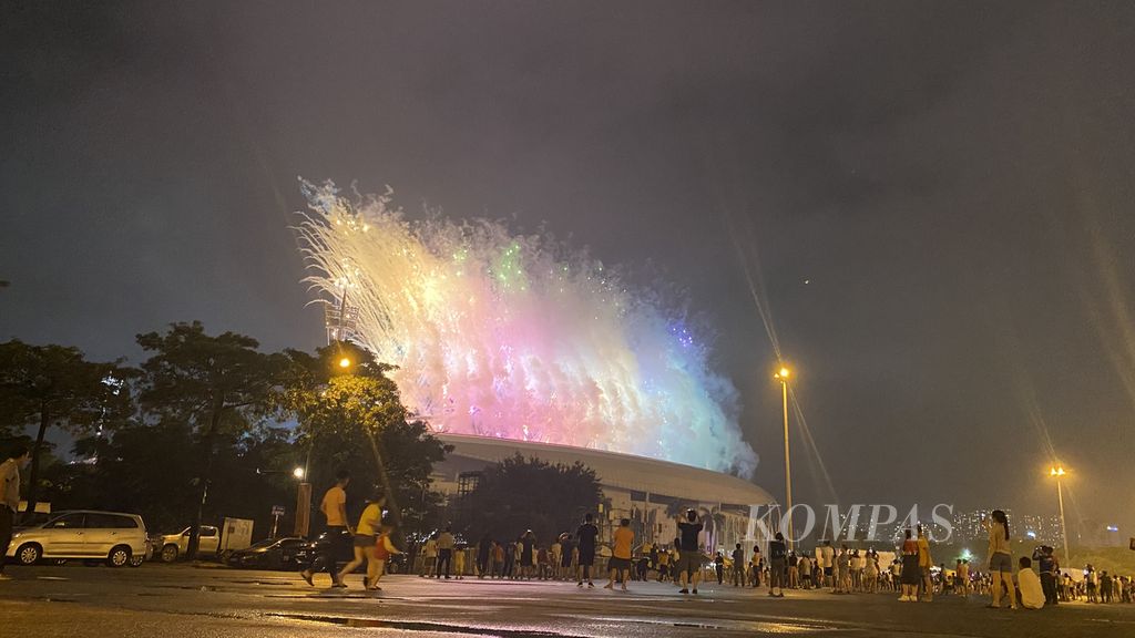 Warga Vietnam tampak antusias melihat pesta kembang api saat pembukaan SEA Games Vietnam di Hanoi, Kamis (12/5/2022). Mereka yang tidak bisa masuk, memilih duduk di atas kendaraan masing-masing yang diparkir di depan Stadion My Dinh.