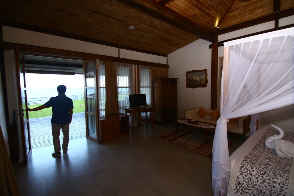 Seorang tamu menikmati suasana sore hari dengan pemandangan Selat Bali dari kamar tidurnya di Villa So Long, Banyuwangi, Rabu (1/7/2020). 