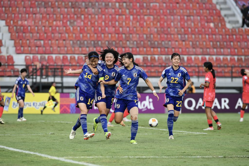 Gelandang tim putri Jepang, Miharu Shinjo (14), merayakan gol ke gawang Korea Selatan dalam laga semifinal Piala Asia Putri U-17 2024 di Stadion Kapten I Wayan Dipta, Gianyar, Bali, Kamis (16/5/2024). Shinjo menyumbang dua gol untuk kemenangan Jepang dengan skor 3-0 yang mengantar mereka ke final.