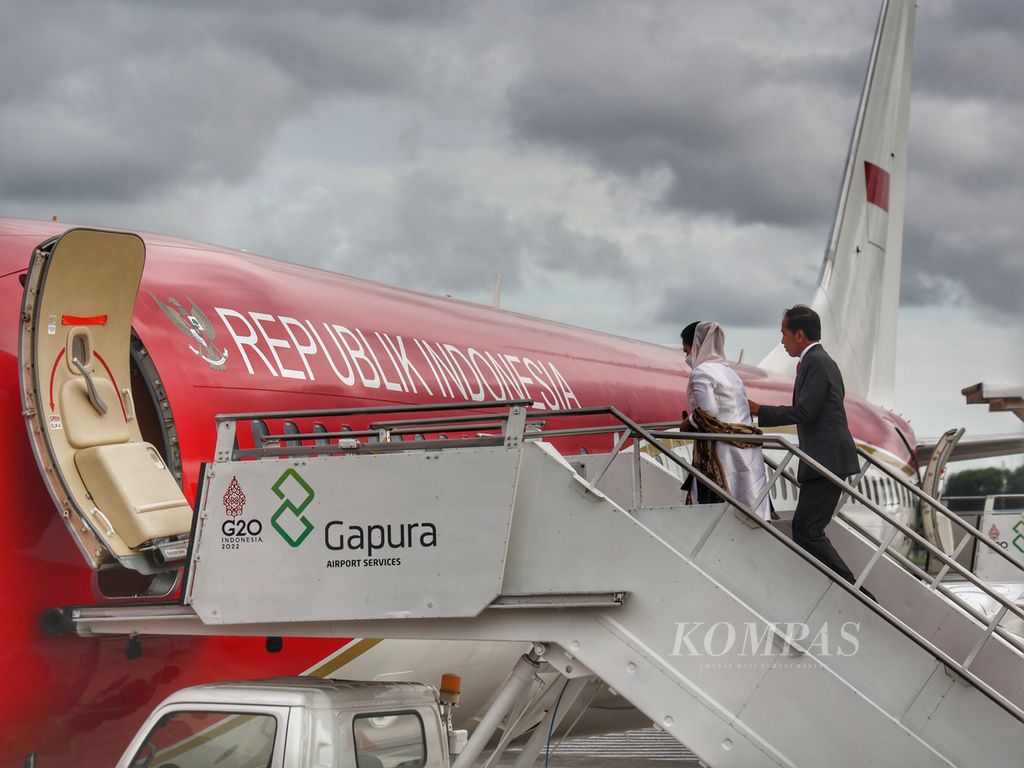 Presiden Joko Widodo beserta Ibu Iriana Jokowi bersiap bertolak ke Phnom Penh, Kamboja, setelah meresmikan Terminal VVIP Bandara Ngurah Rai, Bali, Rabu (9/11/2022). Presiden bertolak ke Kamboja untuk menghadiri KTT ke-40 dan 41 ASEAN. 