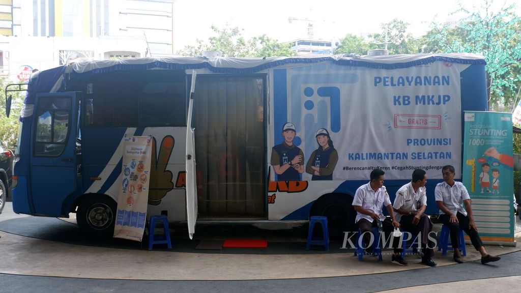 Family Planning (KB) Long Term Contraceptive Method (MKJP) service car in Banjarmasin, South Kalimantan, February 2023.