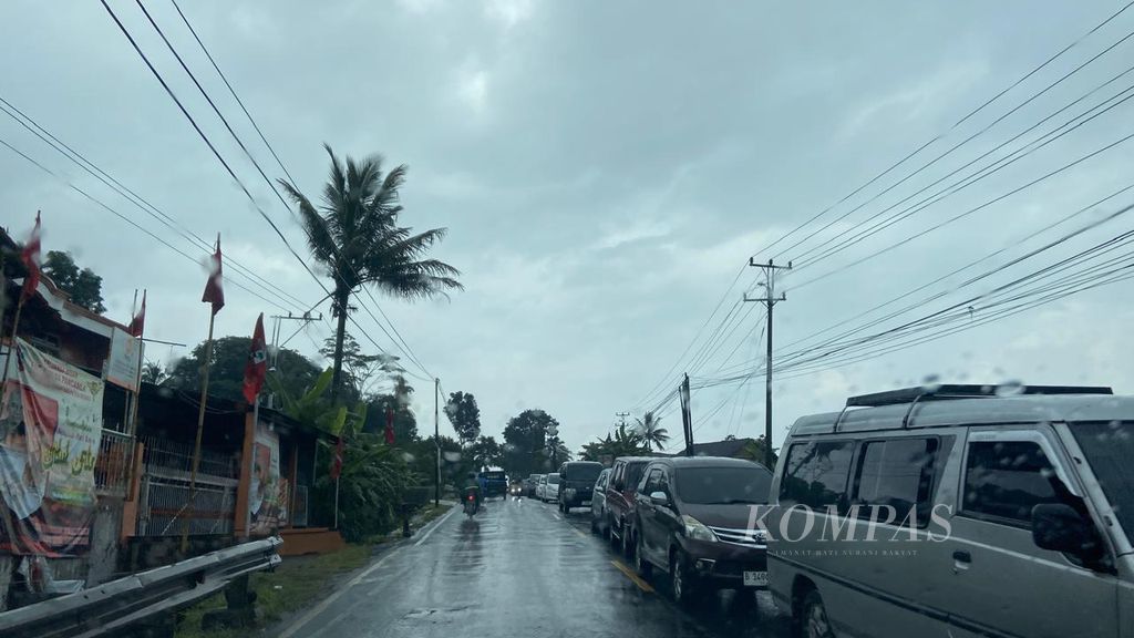 The connecting route from Pantura to Pansela, namely Ajibarang in Banyumas to Songgom in Brebes, Central Java, was congested on Sunday (14/2024) due to the Eid Al-Fitr holiday return traffic.