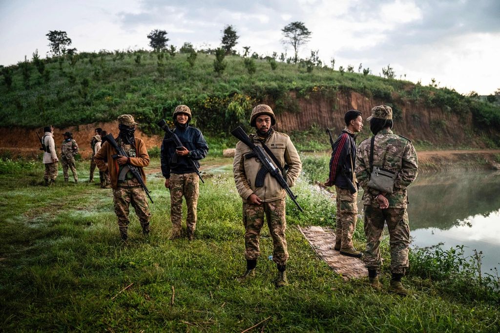 Para anggota Pasukan Pertahanan Rakyat Mandalay (Mandalay People’ Defense Forces) siaga di area pos pemeriksaan di dekat garis depan pertempuran melawan militer Myanmar di Negara Bagian Shan, Myanmar utara, 11 Desember 2023. 