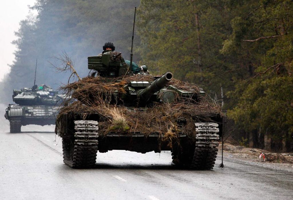 Ukrainian tanks move on a road before an attack in Lugansk region on February 26, 2022. - Russia on February 26 ordered its troops to advance in Ukraine "from all directions" as the Ukrainian capital Kyiv imposed a blanket curfew and officials reported 198 civilian deaths.