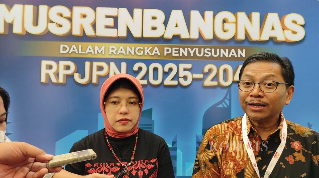 Sekretaris Kementerian PPN/Sekretaris Utama Bappenas Taufik Hanafi (kanan) didampingi Deputi Bidang Ekonomi Kementerian PPN/Bappenas Amalia Adininggar Widyasanti (kiri) memberikan keterangan perihal penyelenggaraan Musyawarah Perencanaan Pembangunan Nasional dalam rangka penyusunan RPJPN 2025-2045 di Bali Nusa Dua Convention Center (BNDCC), Nusa Dua, Kuta Selatan, Kabupaten Badung, Bali, Senin (22/5/2023).