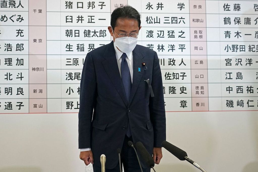 PM Jepang dan Ketua Partai Demokrat Liberal (LDP) Fumio Kishida mengheningkan cipta mengenang mendiang mantan PM Shinzo Abe, yang tewas ditembak dua hari sebelumnya, seusai pemungutan suara pemilu Majelis Tinggi Parlemen Jepang di markas LDP, Tokyo, Jepang, Minggu (10/7/2022). 