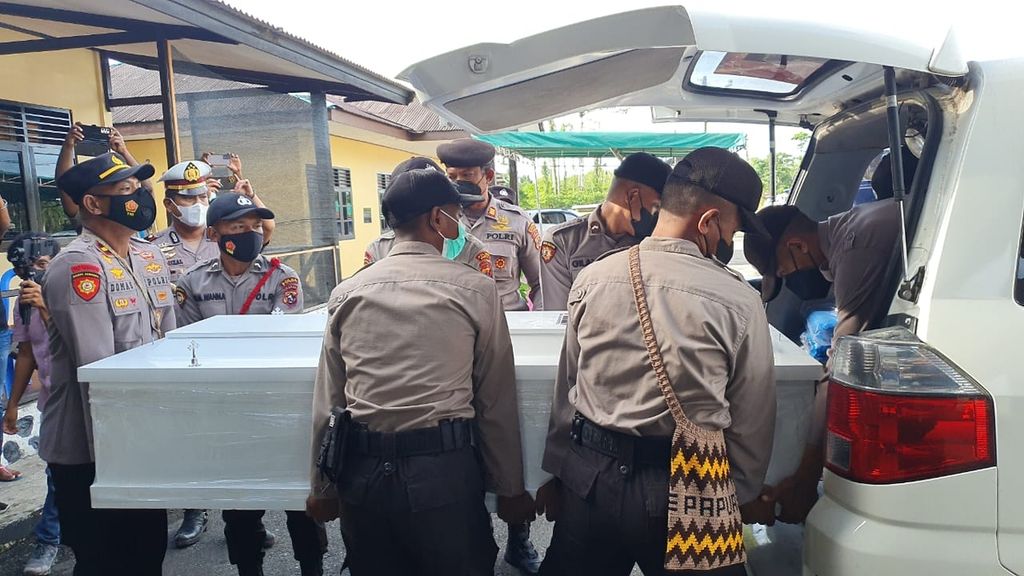 In omPemulangan salah satu jenazah dari delapan korban serangan kelompok kriminal bersenjata di Timika, Selasa (8/3/2022). KKB membunuh delapan pekerja menara Palapa Ring di Kampung Jenggeren, Distrik Beoga Barat, Kabupaten Puncak, Papua, 2 Maret 2022.