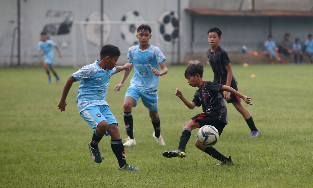 Ilustrasi : Para pemain dari beberapa sekolah sepakbola (SSB) mengikuti sebuah mini kompetisi sepakbola di kawasan Pondok Benda, Tangerang Selatan, Banten, Sabtu (21/5/2022). Kompetisi sepakbola usia dini mulai menggeliat seiring semakin melandainya kasus Covid-19 dan normalnya kehidupan masyarakat. 