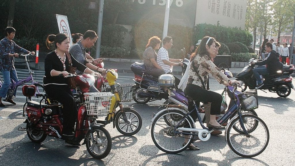 Sepeda listrik digunakan warga kota Shanghai, China, Selasa (16/10/2012), untuk beraktivitas harian. Warga memakai sepeda listrik karena rute perjalanan mereka juga nyaman karena lajur khusus sepeda ada di setiap jalan.