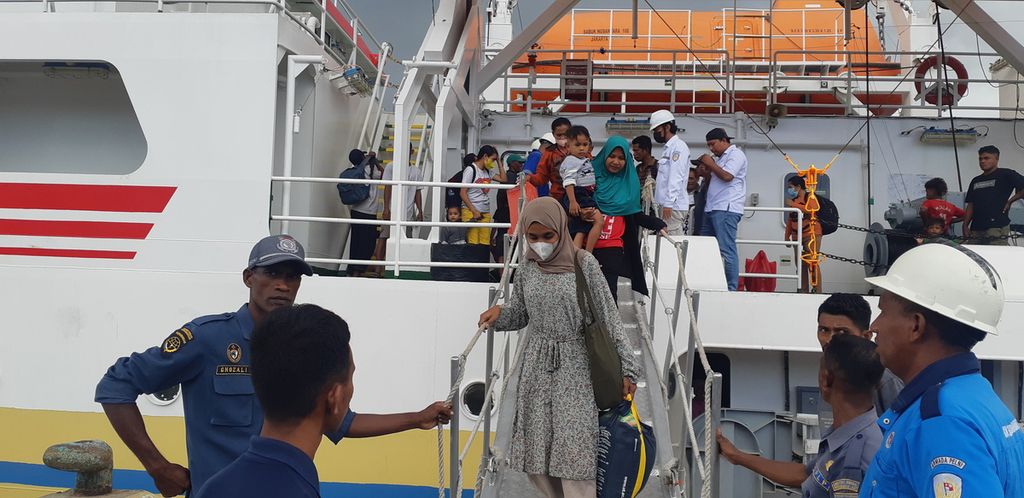 Penumpang kapal perintis KM Sabuk Nusantara 108 turun di Pelabuhan Menanga, Pulau Solor, Kabupaten Flores Timur, Nusa Tenggara Timur, pada Selasa (1/11/2022). Mereka berlayar dengan kapal itu dari Kota Kupang.