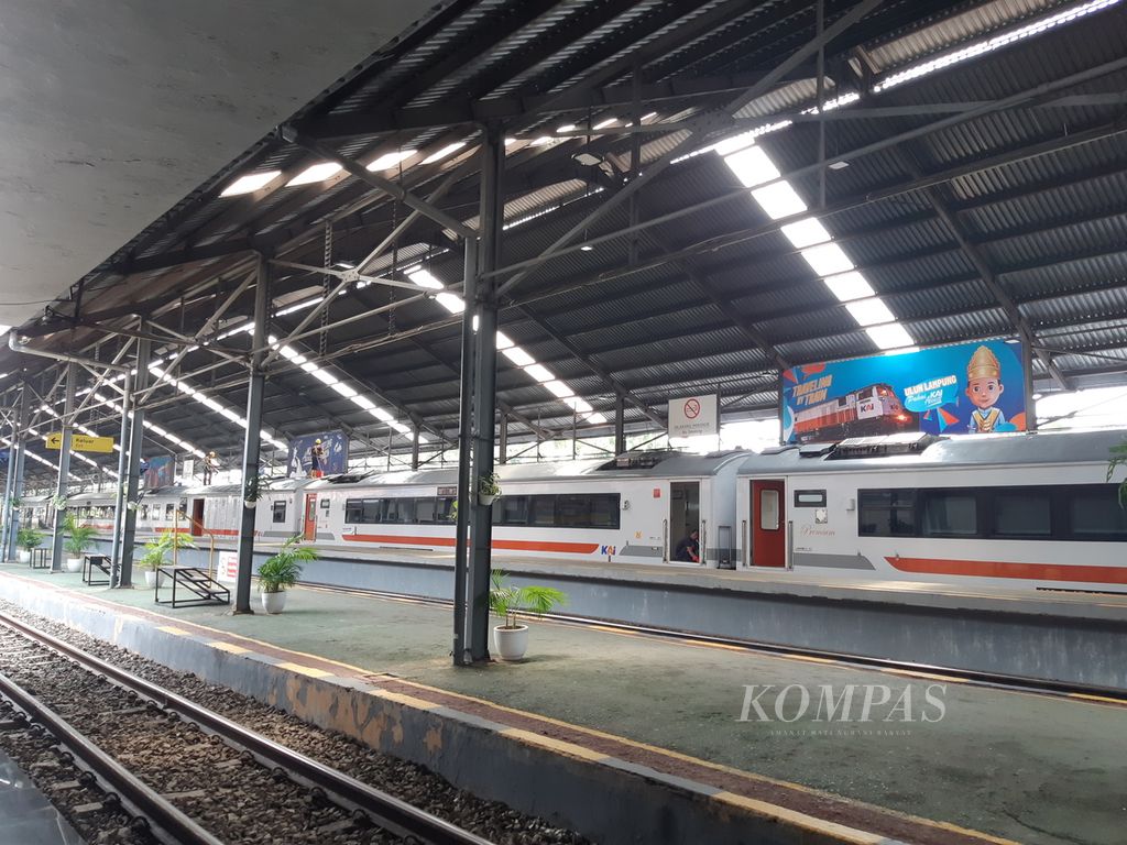 Suasana di Stasiun Tanjung Karang, Bandar Lampung, Selasa (2/5/2023), sepi karena perjalanan kereta api dibatalkan. Pembatalan perjalanan kereta api dilakukan karena adanya amblesnya sejumlah jalur rel kereta.