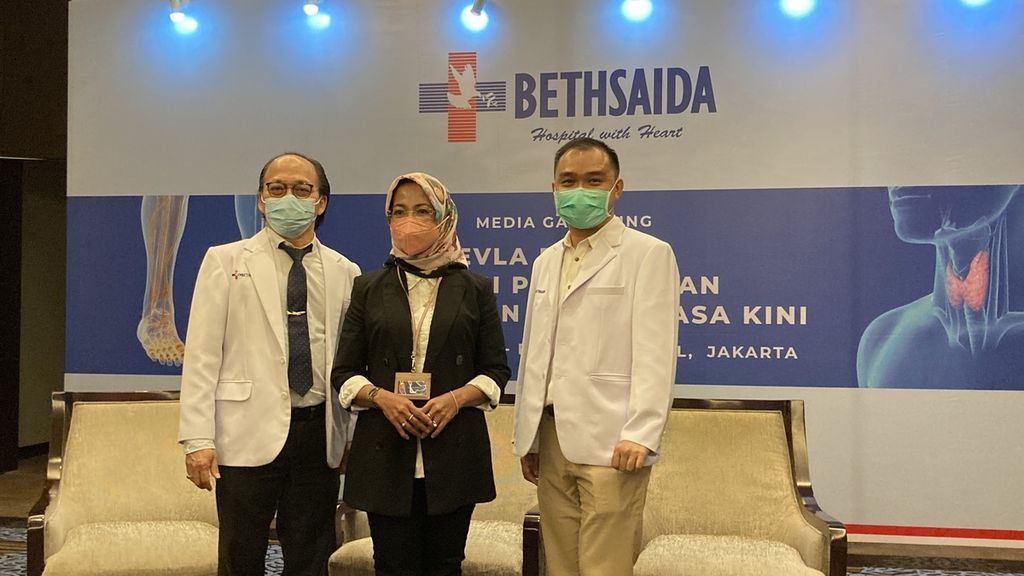 Dokter konsultan endokrin, metabolik, dan diabetes Bethsaida Hospital, Rochsismandoko (kiri); Direktur Bethsaida Hospital Bina Ratna Kusuma Fitri (tengah); serta dokter spesialis bedah toraks, kardiak, dan vaskular Bethsaida Hospital, Wirya A Graha (kanan), pada diskusi kesehatan di Jakarta, Kamis (27/1/2022).