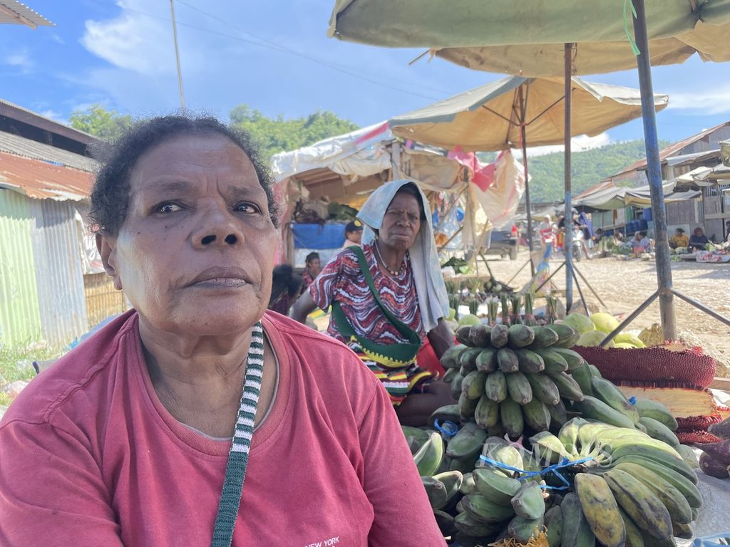 Agustina Demetow (59) atau Mama Tina (depan) tengah berdagang di Pasar Youtefa, Kota Jayapura, Papua, Selasa (17/10/2023).