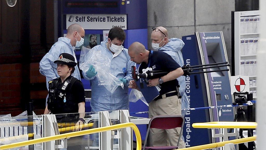 Petugas forensik melakukan penyelidikan di lokasi kejadian terjadinya ledakan bom di gedung pertunjukan Manchester Arena yang bersebelahan di Manchester, Inggris, Senin (22/5) malam.