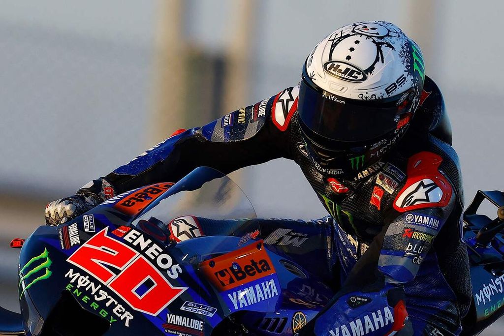Pebalap tim Monster Energy Yamaha, Fabio Quartararo, memacu motornya pada hari pertama tes pramusim MotoGP di Sirkuit Lusail, Doha, Qatar, Senin (19/2/2024).