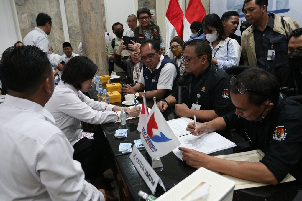 Proses verifikasi faktual para kader partai oleh KPU di kantor DPP Partai Perindo, Menteng, Jakarta Pusat, Minggu (16/10/2022). Partai Perindo menjadi salah satu dari sembilan partai yang menjalani proses verifikasi faktual oleh KPU. Melalui serangkaian proses verifikasi, Partai Perindo dinyatakan memenuhi syarat mengikuti Pemilu 2024.