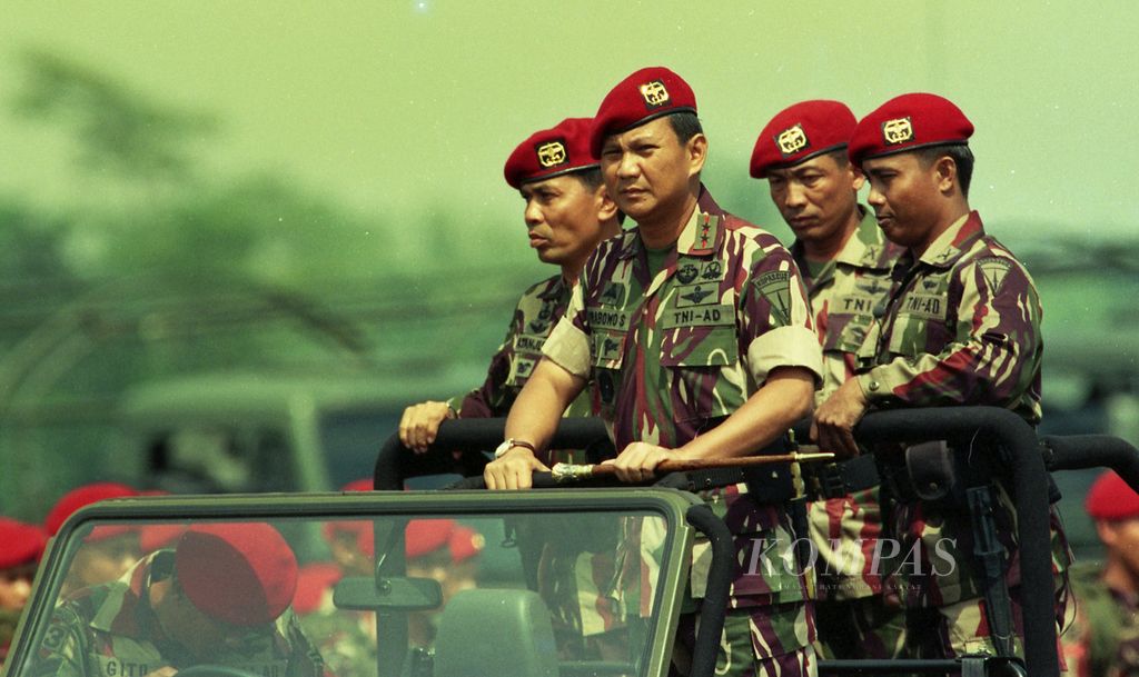 Danjen Kopassus Mayor Jenderal Prabowo Subianto selaku komandan upacara menginspeksi pasukan saat gladi resik acara Gelar Pasukan Kopassus, Jumat (11/4/1997), yang akan diperiksa Panglima ABRI Jenderal Feisal Tanjung pada Sabtu(12/4/1997) pagi di Markas Komando Grup 3 Pusdikpassus, Batujajar, Bandung. 