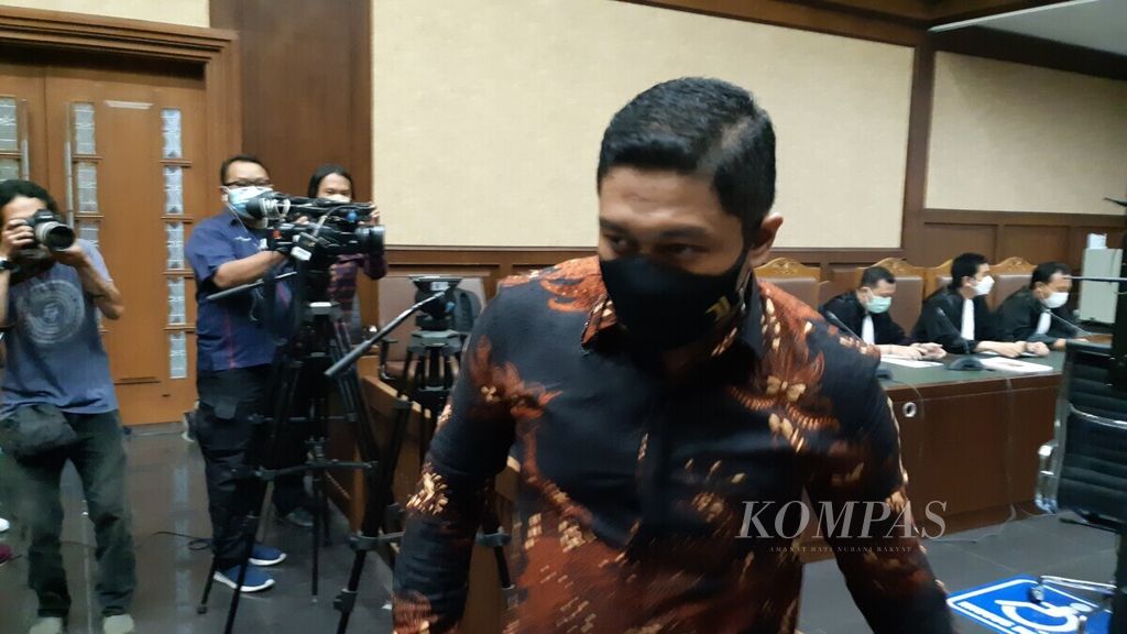Bekas penyidik Komisi Pemberantasan Korupsi, Stephanus Robin Pattuju, dalam sidang dengen agenda pembacaan dakwaan, Senin (13/9/2021), di Pengadilan Tipikor Jakarta Pusat.