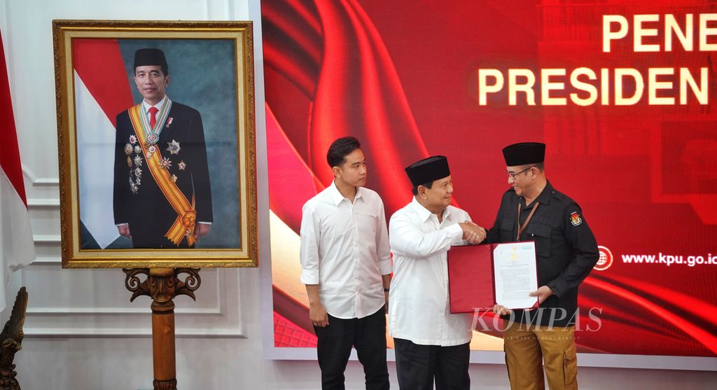 Ketua Komisi Pemilihan Umum Hasyim Asyari menyerahkan surat penetapan presiden dan wakil presiden terpilih kepada Prabowo Subianto dan Gibran Rakabuming Raka di Gedung KPU RI, Jakarta, Rabu (24/4/2024).