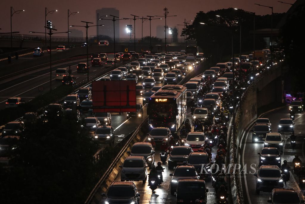 Kepadatan lalu lintas di kawasan Pancoran, Jakarta, Rabu (9/8/2023). Sektor transportasi menjadi salah satu penyumbang polusi udara di Jakarta.