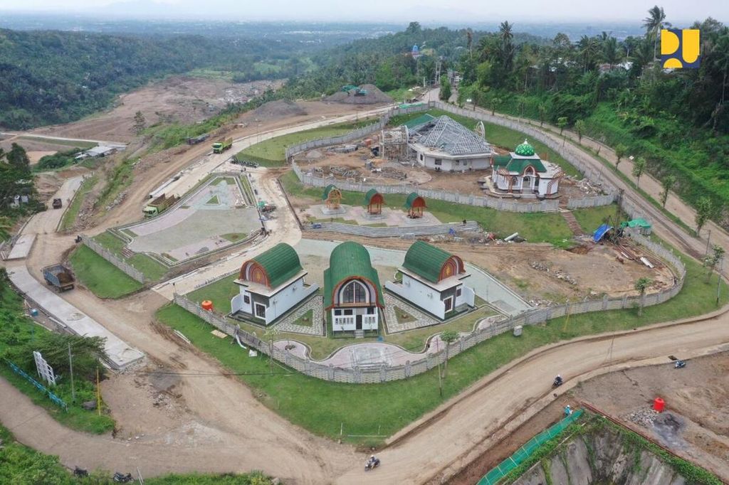 Kemajuan pembangunan Bendungan Meninting di Desa Bukit Tinggi, Kecamatan Lingsar, Kabupaten Lombok Barat, pada 1 Mei 2024. Ditargetkan bendungan ini rampung pada Agustus 2024.