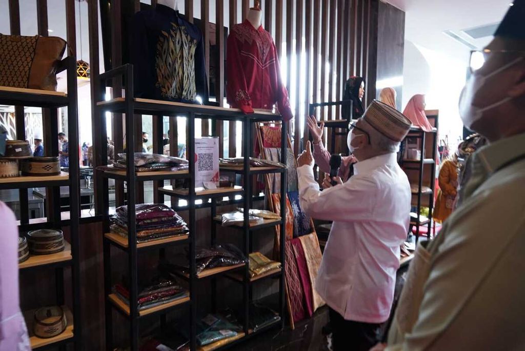 Wakil Presiden Ma'ruf Amin mencoba produk UMKM Gorontalo, Jumat (14/4/2023) dalam pameran mini UMKM seusai silaturahmi FKUB Provinsi Gorontalo dan pengukuhan KDEKS Provinsi Gorontalo.