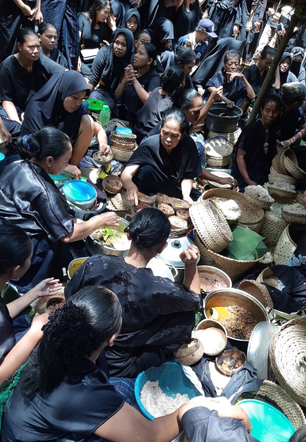 Para perempuan suku Kajang menyiapkan perlengkapan sesaji dan jamuan yang akan dibuat dalam ritual Andingingi di kawasan Adat Kajang, Bulukumba, pertengahan September 2018. 