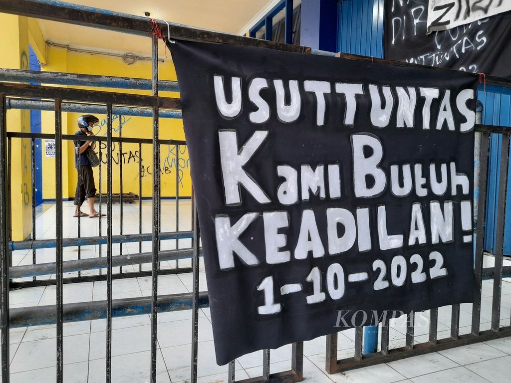 Spanduk tuntutan agar kasus Tragedi Kanjuruhan diusut tuntas masih terpampang di sejumlah titik di area Stadion Kanjuruhan, Malang, Jawa Timur, seperti terlihat Kamis (20/10/2022), atau 20 hari pascatragedi yang menewaskan ratusan suporter Arema FC.