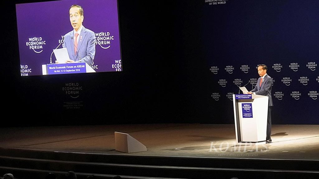 Presiden Indonesia Joko Widodo menyampaikan pidato pada pembukaan World Economic Forum on ASEAN di National Convention Center, Hanoi, Vietnam, Rabu (12/9/2018). Kesempatan itu dimanfaatkan oleh Presiden untuk menebar optimisme akan masa depan perekonomian dunia. 