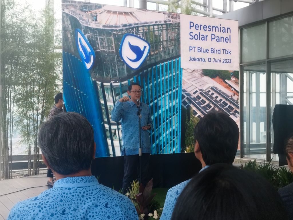 Wakil Direktur Utama PT Blue Bird Tbk Adrianto Djokosoetono memberikan sambutan dalam peresmian pembangkit listrik tenaga surya atap PT Blue Bird Tbk, di Jakarta, Selasa (13/6/2023).