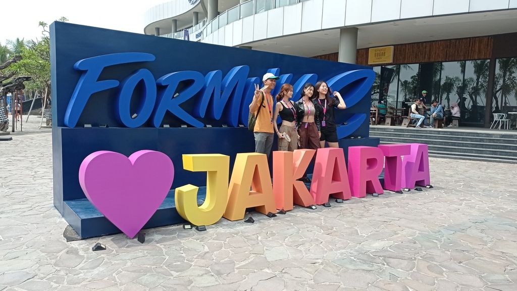 Suasana di kawasan AGI Jakarta International E-Prix Circuit, Ancol Taman Impian, Jakarta Utara, Sabtu (3/6/2023). Terdapat ragam panggung hiburan dan kuliner bagi penonton selama Formula E Jakarta 2023.