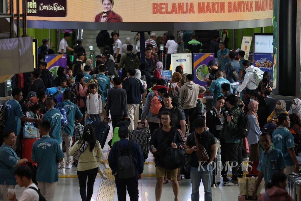 Lalu lalang para pemudik di Stasiun Gambir, Jakarta Pusat, Kamis (4/4/2024). Kurang dari sepekan menjelang Idul Fitri 2024, Stasiun Gambir mulai dipadati pemudik yang akan berangkat ke kampung halaman.