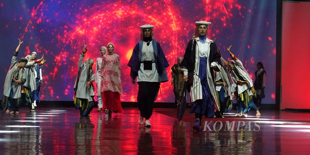 Pergelaran busana dalam pembukaan Jakarta Muslim Fashion Week 2023 berlangsung di Indonesia Convention Exhibition (ICE), BSD, Tangerang, Banten, Kamis (20/10/2022).