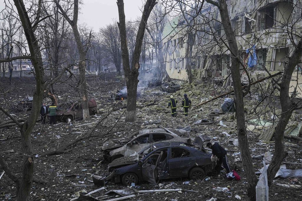 Kerusakan di sebuah rumah sakit bersalin akibat pertempuran di Mariupol, Ukraina, Rabu (9/3/2022).