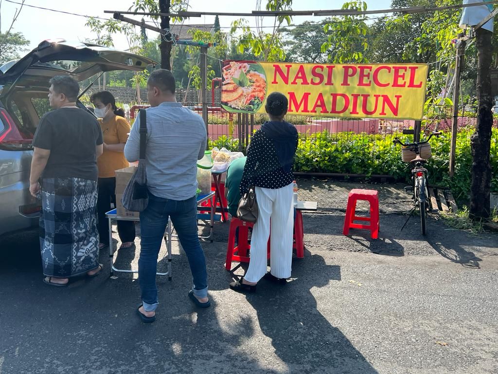 Warga Surabaya mampir di perempatan Rungkut Madya pada Sabtu (22/4/2023) untuk sarapan sebelum melanjutkan aktivitas bersilaturahmi pada Idul Fitri 1444 H.
