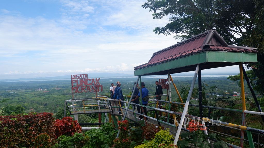 Pengunjung bersantai di puncak meranti dalam kawasan Ekowisata Hutan Meranti, Kabupaten Kotabaru, Kalimantan Selatan, Kamis (7/7/2022). 