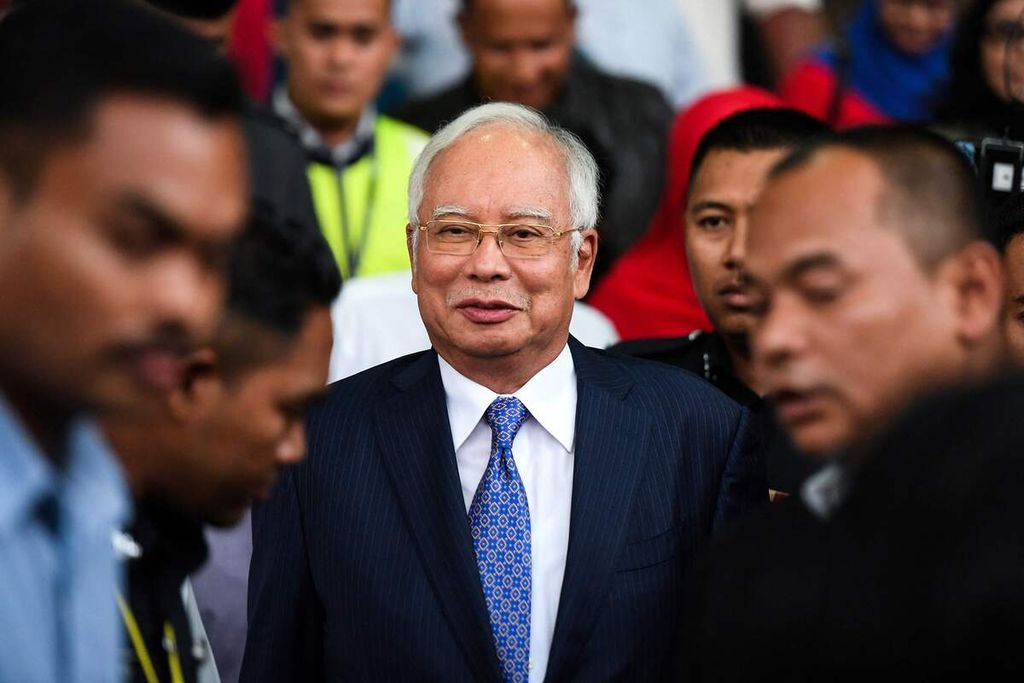 Mantan Perdana Menteri Najib Razak (tengah) meninggalkan pengadilan di Kuala Lumpur, Malaysia, 3 April 2019. 